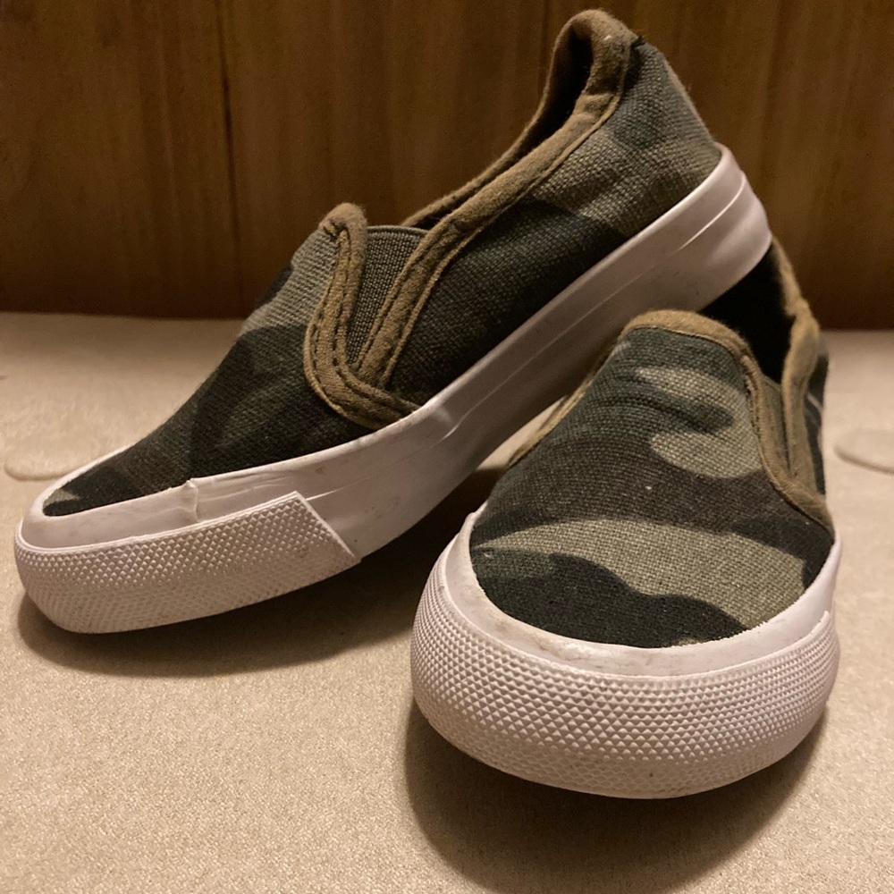 Lily & Dan; kid size 7/8; slim fit shoe. Textile upper/lining.